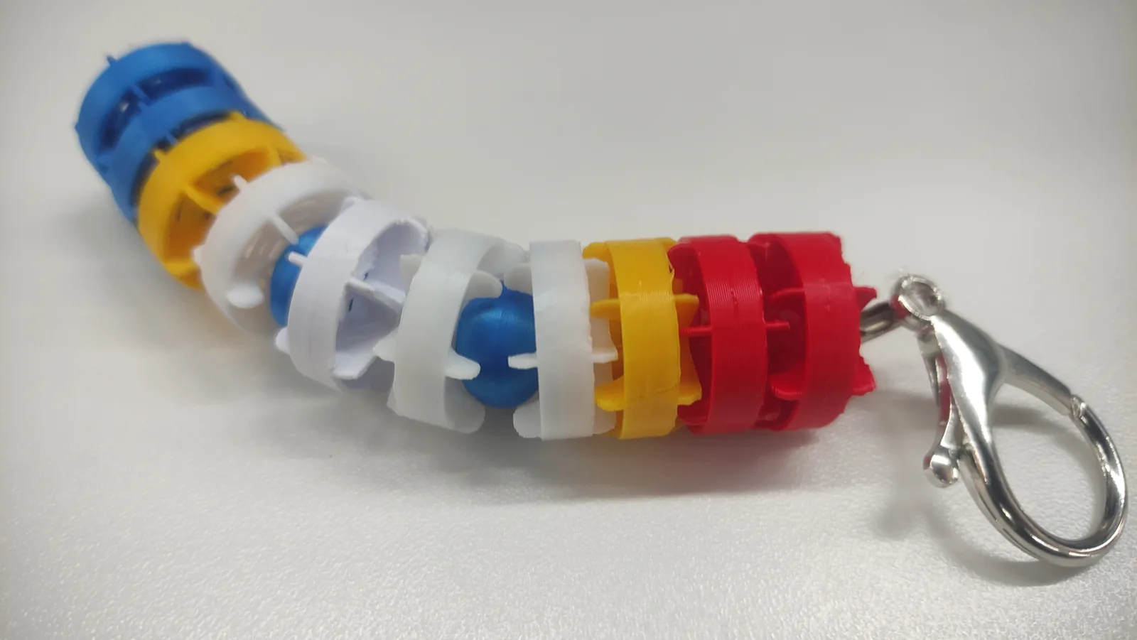 Chaveiro Raia nas cores azul, amarelo, branco e vermelho